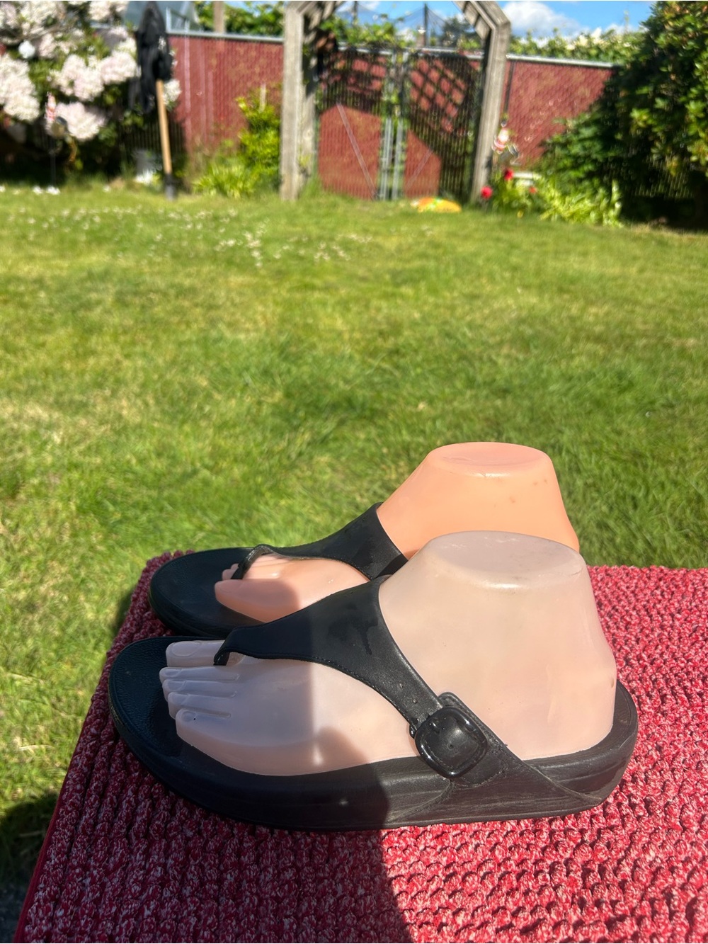 Fitflop Women’s Black Thong Sandals with Buckle Accent Size 8